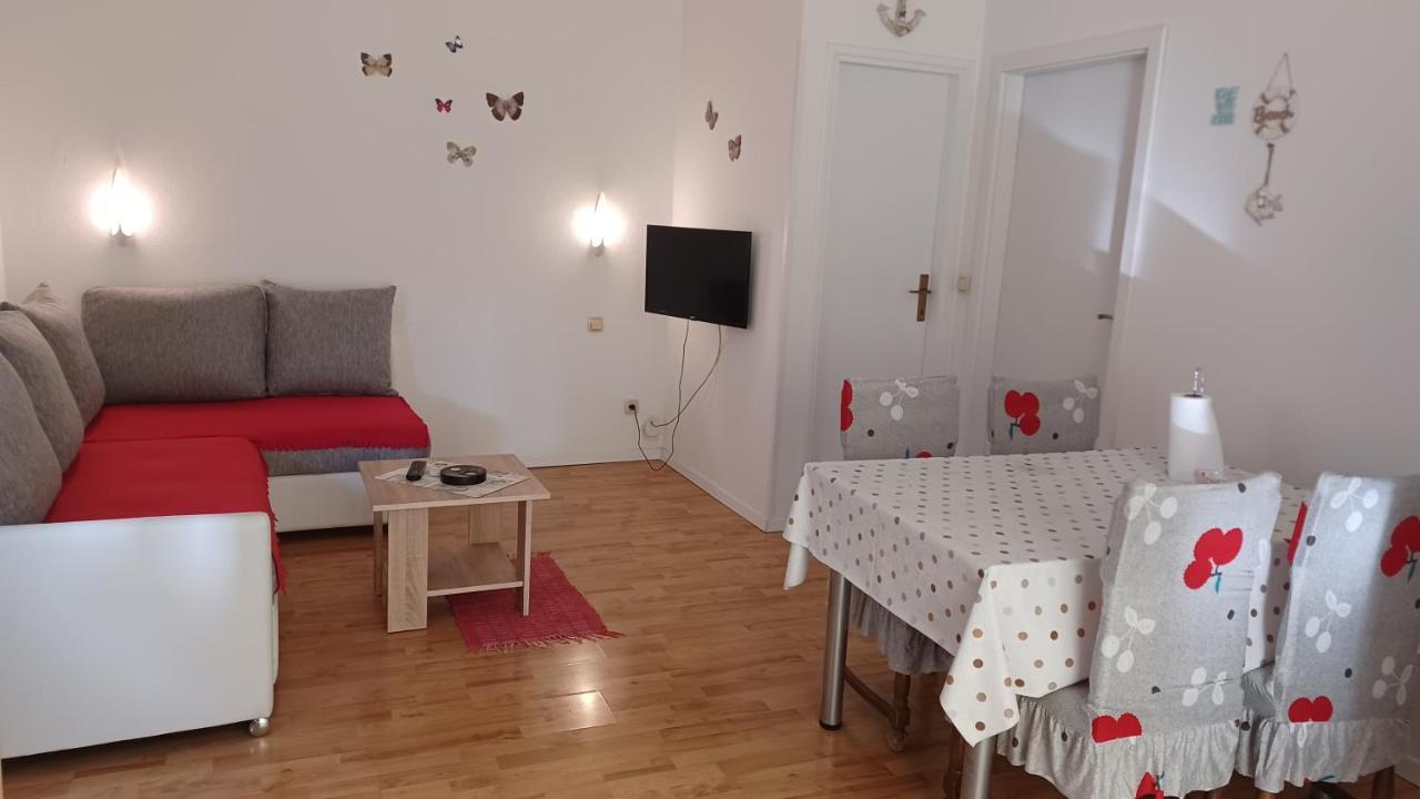 Apartmani Mary Dugi Rat Ngoại thất bức ảnh